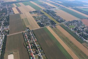 Bird's eye view of fields and settlements with houses in between