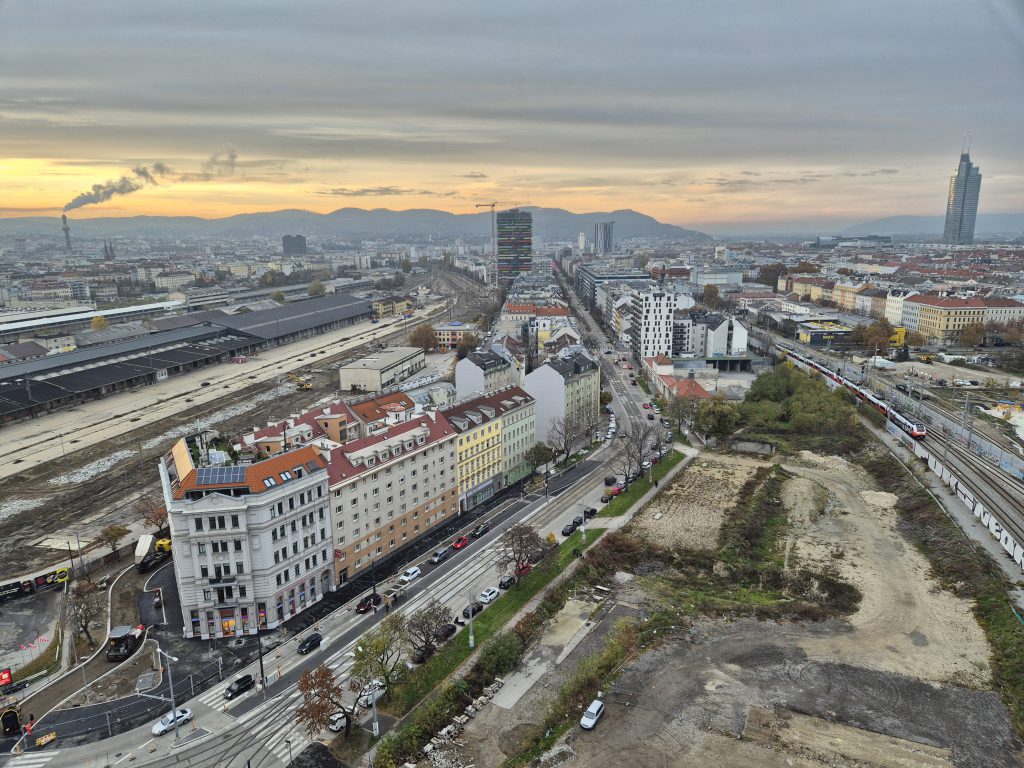 Blick von oben auf eine große Stadt mit vielen unverbauten Flächen dazwischen