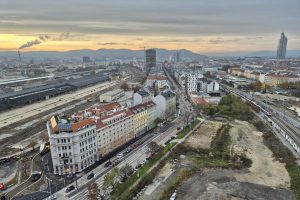 Blick von oben auf eine große Stadt mit vielen unverbauten Flächen dazwischen